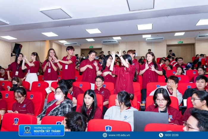 Sinh viên tham gia các hoạt động networking, minigame, giao lưu… tại chương trình