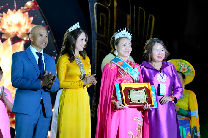 Đại diện HelenCare – Á hậu 2024, doanh nhân Nguyễn Việt Hà trao tặng Danh hiệu Đại sứ Nhân ái cho người đẹp đến từ Thụy Điển