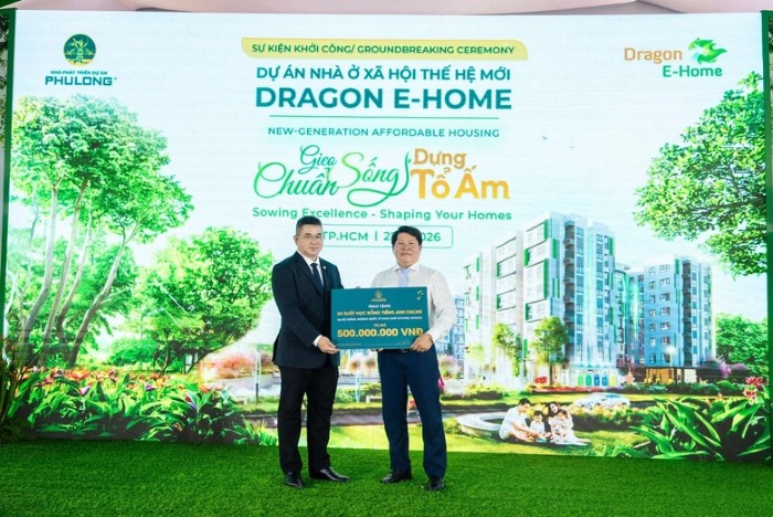 Ông Nguyễn Vũ Anh Tú, Tổng giám đốc Công ty Cổ phần Địa ốc Phú Long trao tặng học bổng trị giá 500 triệu đồng cho đại diện phường Long Trường, TP.HCM.