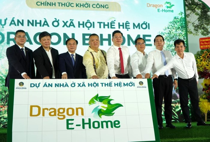 Thứ trưởng Bộ Xây dựng Nguyễn Văn Sinh, Phó chủ tịch UBND TP.HCM Hoàng Nguyên Dinh cùng các đại biểu thực hiện nghi thức khởi công dự án Dragon E-Home