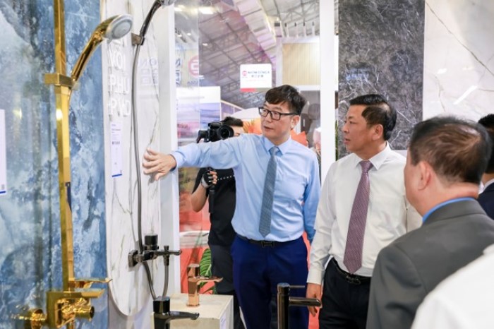 Các vị lãnh đạo đi thăm gian hàng của Viglacera ở Triển lãm Quốc tế Vietbuild TP.HCM 2026