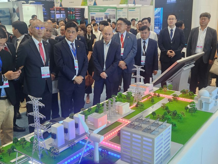 Các đại biểu đi tham quan các gian hàng trưng bày sản phẩm