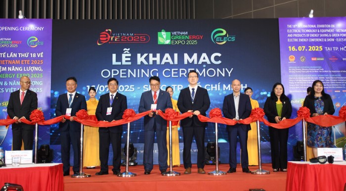 Ông Trần Minh, Phó Cục trưởng Cục Đổi mới sáng tạo, Chuyển đổi xanh và Khuyến công (Bộ Công Thương) cùng các đại biểu thực hiện nghi thức cắt băng khai mạc triển lãm