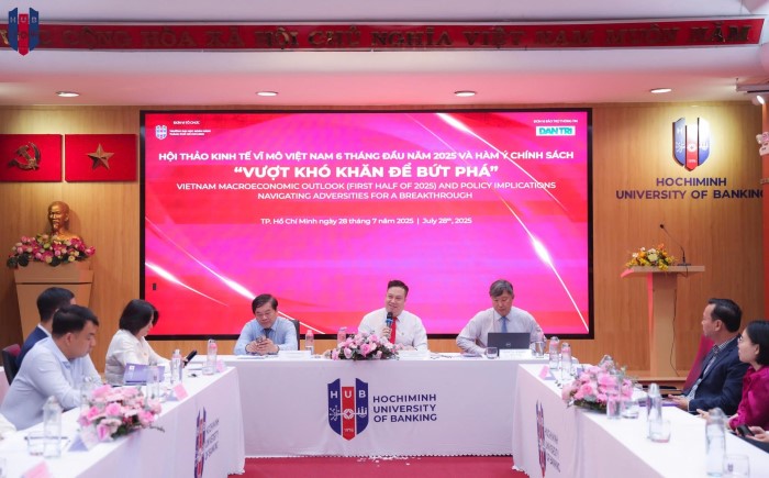 Ông Nguyễn Đức Trung Hiệu trưởng Đại học Ngân hàng TP. Hồ Chí Minh (ngồi giữa) điều phối Hội thảo