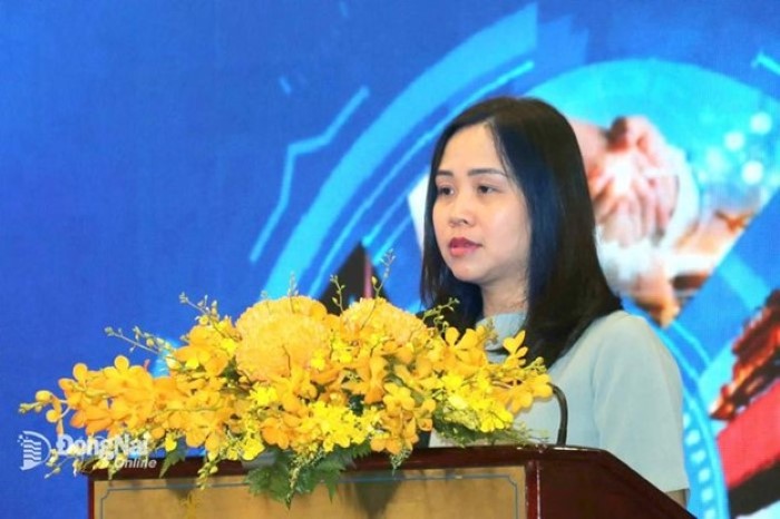 Bà Nguyễn Thảo Hiền, Phó Vụ trưởng Vụ phát triển thị trường nước ngoài (Bộ Công thương) phát biểu tại diễn đàn