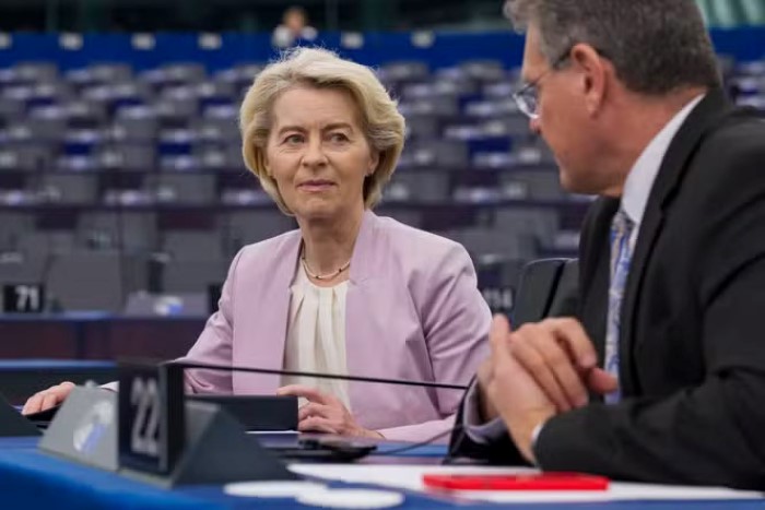 Bà ﻿Ursula von der Leyen và ông Maroš Šefčovič, Ủy viên Thương mại của Liên minh Châu Âu, tại Brussels. 