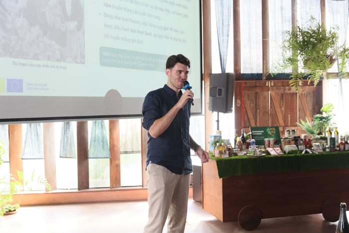 Ông Jakob Seck từ nhà máy rượu vang Weingut Seck chia sẻ về hành trình đạt các  chứng nhận hữu cơ.