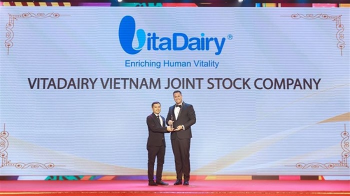 Đại diện VitaDairy nhận giải thưởng tại lễ trao giải HR Asia Awards 2023