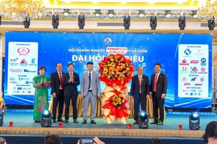 Ông Nguyễn Ngọc Hòa (thứ hai, từ phải sang), Chủ tịch Hiệp hội Doanh nghiệp TP.HCM (HUBA) tặng hoa chúc mừng Ban chấp hành Hội Doanh nghiệp Khu vực Tây Sài Gòn.
