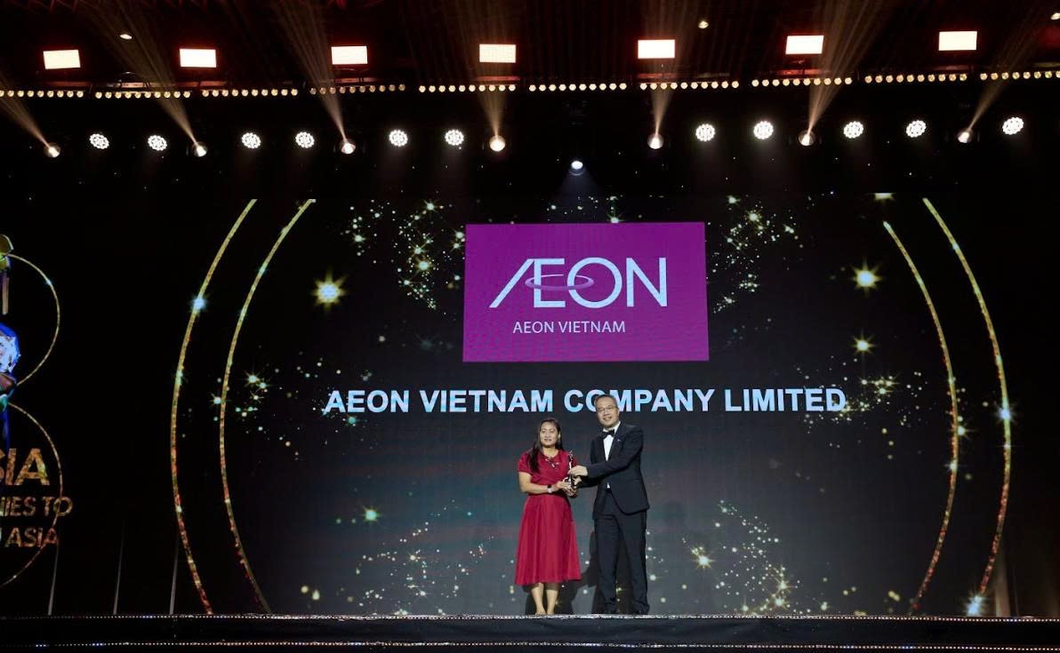 Bà Trần Thị Tuyết Trinh - Trưởng phòng Nhân sự của AEON Việt Nam nhận giải tại HR Asia Award 2025