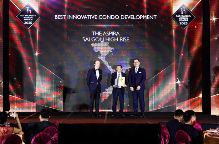 Đại diện Sai Gon High Rise nhận giải tại sự kiện Dot Property Vietnam Awards 2025