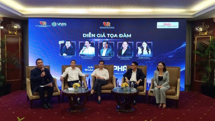 Các Diễn giả chia sẻ thông tin tại buổi Tọa đàm