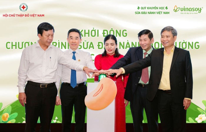 Các đại biểu thực hiện nghi thức khởi động Chương trình _Sữa đậu nành học đường_ năm học 2025 - 2026.