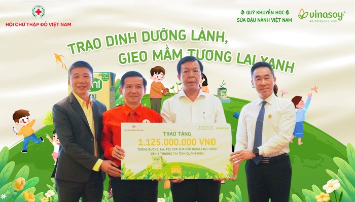 Đại diện đơn vị thực hiện Chương trình “Sữa đậu nành học đường” năm học 2025-2026 trao kinh phí cho Tỉnh Quảng Ngãi