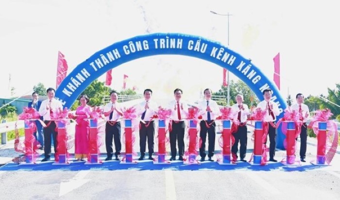 Các đại biểu thực hiện nghi lễ cắt băng khánh thành cầu Kênh Xáng Ngang