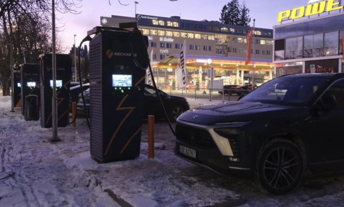 Xe điện tại một trạm sạc ở thủ đô Oslo - Na Uy. Ảnh: TÂN HOA XÃ