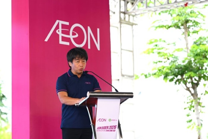 Ông Takeuchi Takashi, Phó Tổng giám đốc Khối Tài chính AEON Việt Nam phát biểu trong chặng cuối của AEON Ekiden 2026 tại Tây Ninh