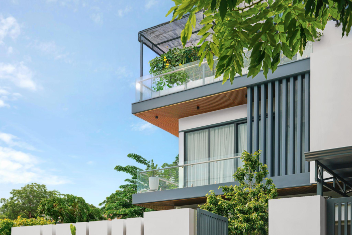Tọa lạc tại khu vực lấn biển, thường xuyên chịu tác động của độ ẩm và hơi muối cao, công trình ứng dụng sơn ngoại thất Jotun Jotashield Bền Màu Toàn Diện vẫn giữ được diện mạo bền đẹp như mới sau hơn 2 năm sử dụng. (Mã màu tường: Jotun 9911 Platinum, Mã màu viền: Jotun 4618 Evening Light)