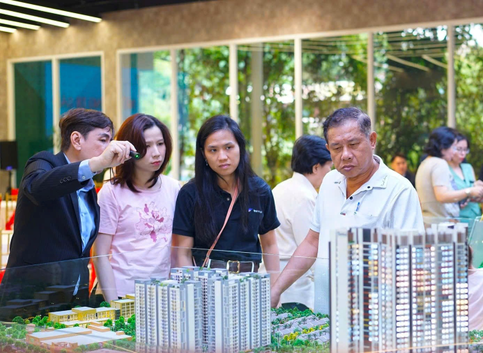 Doanh nghiệp bất động sản tự tin vào kế hoạch mở bán dự án vào dịp cuối năm. (Khách hàng tìm hiểu dự án Setia Edenia)