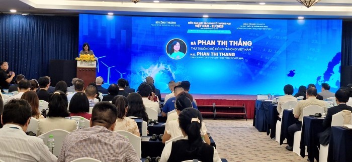 Thứ trưởng Bộ Công Thương Phan Thị Thắng phát biểu tại diễn đàn.