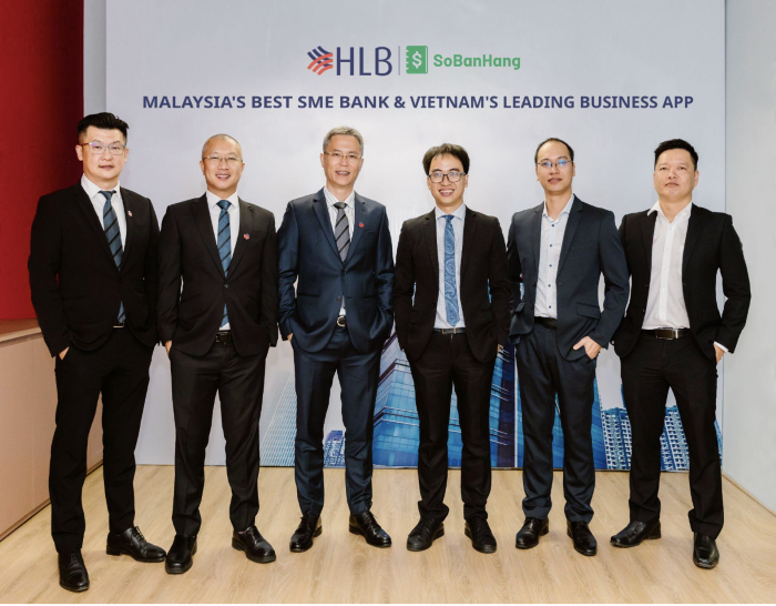 Từ trái sang phải: ông Fred Lim, Giám đốc Thương mại hóa Kỹ thuật số Ngân hàng Hong Leong; ông Barry Do, Giám Đốc Khối Ngân hàng Điện tử và Marketing Ngân hàng Hong Leong Việt Nam; ông Dương Đức Hùng, Tổng Giám đốc Ngân hàng Hong Leong Việt Nam; ông Bùi Hải Nam, CEO Sổ Bán Hàng; ông Bùi Hải Long, Giám đốc Công nghệ và Sản phẩm Sổ Bán Hàng; ông Đỗ Duy Hải, Giám đốc Marketing Sổ Bán Hàng.