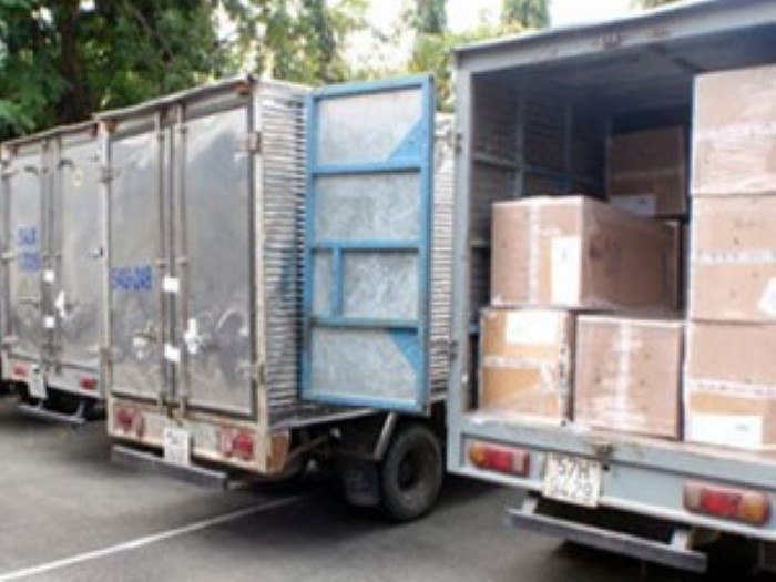 4 xe tải chở hàng hiệu bị cảnh sát kinh tế bắt giữ . Ảnh. Báo Tiền Phong