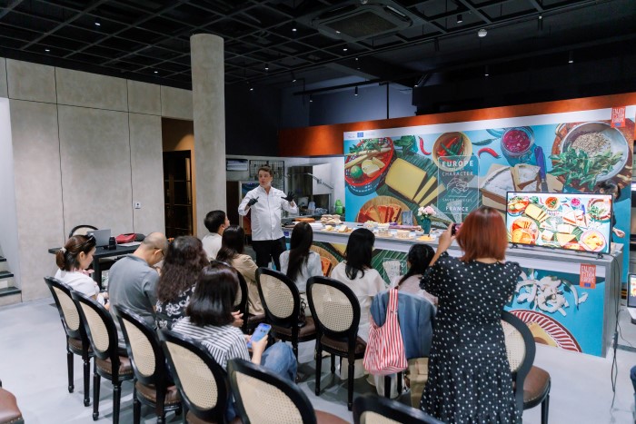 Đầu bếp OLIVIER Corticchiato – Nhà sáng lập và đầu bếp trưởng nhà hàng Le Comptoir, đang chia sẻ nhiều kiến thức bổ ích về quá trình sản xuất phô mai