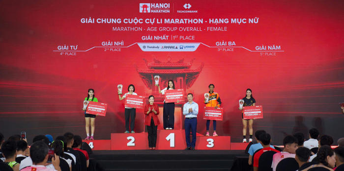 Ban tổ chức trao giải cho top 5 chung cuộc cự ly Marathon hạng mục nữ