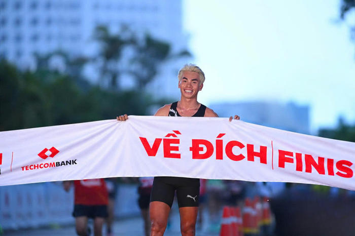 Vận động viên Huỳnh Anh Khôi xuất sắc giành hạng Nhất cự ly Marathon hạng mục nam với thành tích ấn tượng 2 giờ 29 phút 58 giây.