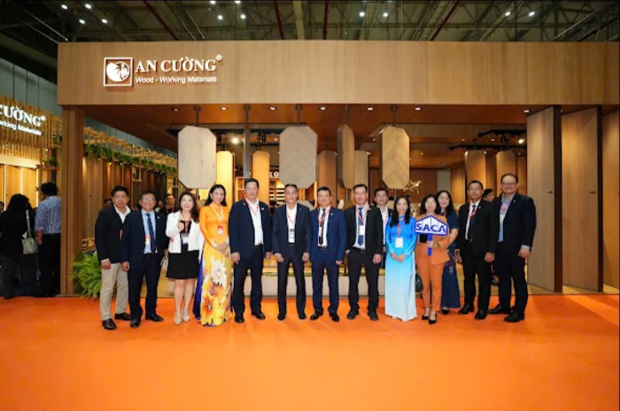 Ông Lê Đức Nghĩa - Chủ tịch Công ty CP Gỗ An Cường cùng tập thể Hiệp hội xây dựng và Vật liệu xây dựng TP.HCM
