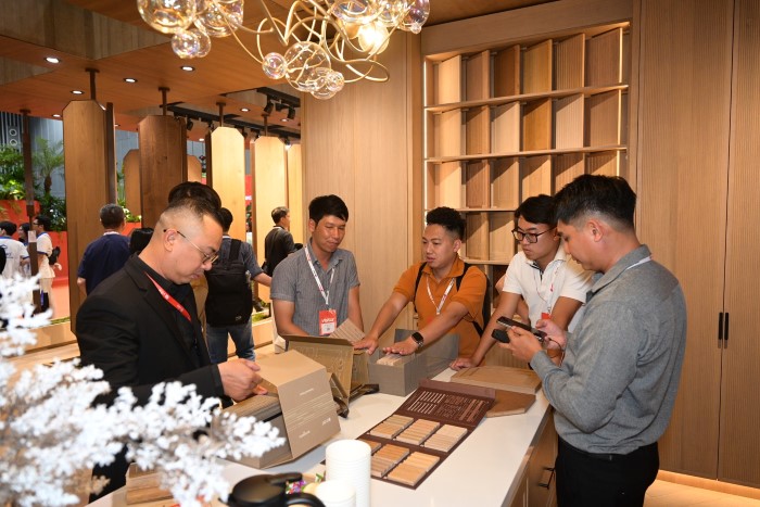 Khách tham quan tìm hiểu về dòng sản phẩm PrimeOak