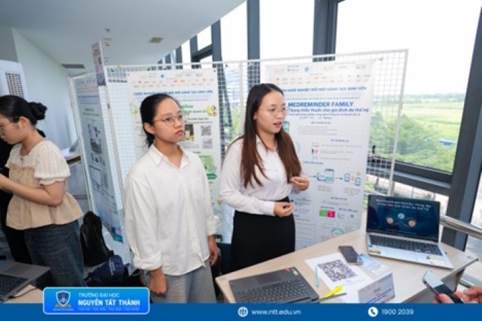 Ban Giám khảo trải nghiệm các sản phẩm dự thi