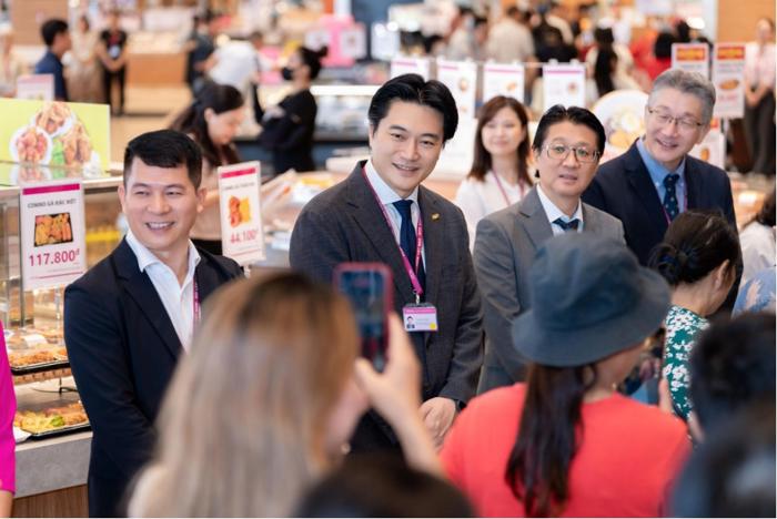 Ban Lãnh đạo Tập đoàn AEON Việt Nam chào đón những lượt khách đầu tiên đến với AEON Hải Dương. Nguồn: AEON Việt Nam