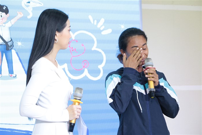 Chị Thạch T. T. – đại diện gia đình họ Thạch xúc động khi chia sẻ về sự hỗ trợ của MSD United Way Việt Nam trong việc làm giấy khai sinh cho các con, các cháu