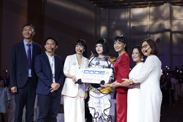 Bà Thanh Nguyễn và diễn giả C-suit