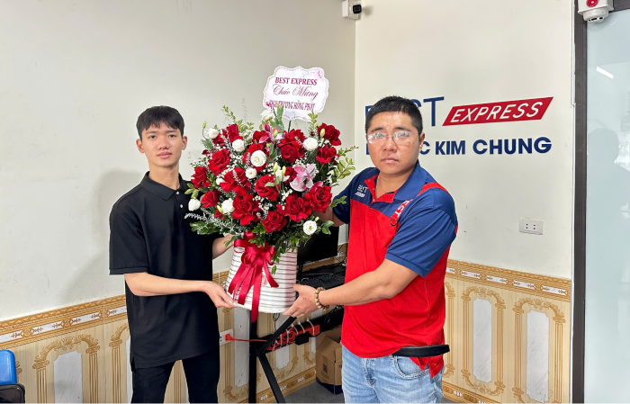 Đại diện BEST Express chúc mừng bưu cục Kim Chung khai trương