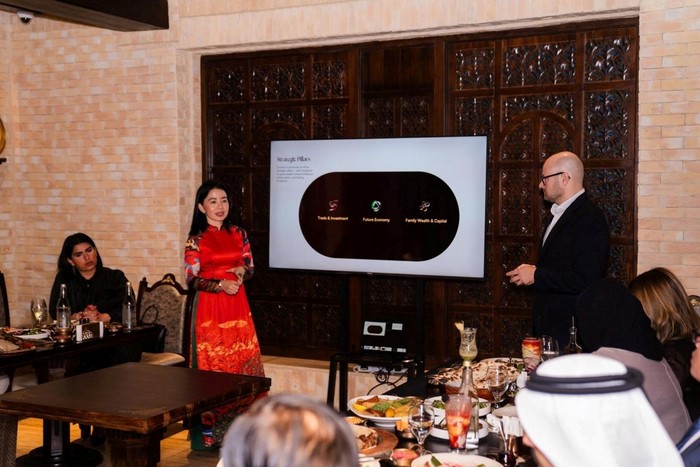 Chị Lê Thuý Nga, Chủ tịch Trung tâm Y học HelenCare giới thiệu mô hình và hoạt động của trung tâm với AIM Global Foundation