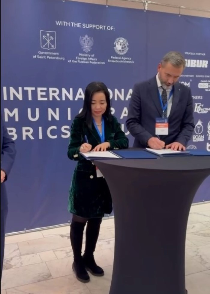 Bà Thúy Nga thực hiện ký kết thỏa thuận hợp tác với Bác sĩ trưởng Jonashenko Dmitriy Nikolaevich của Bệnh viện Thành phố số 20, Saint Petersburg ngay tại Diễn đàn IMBRICS