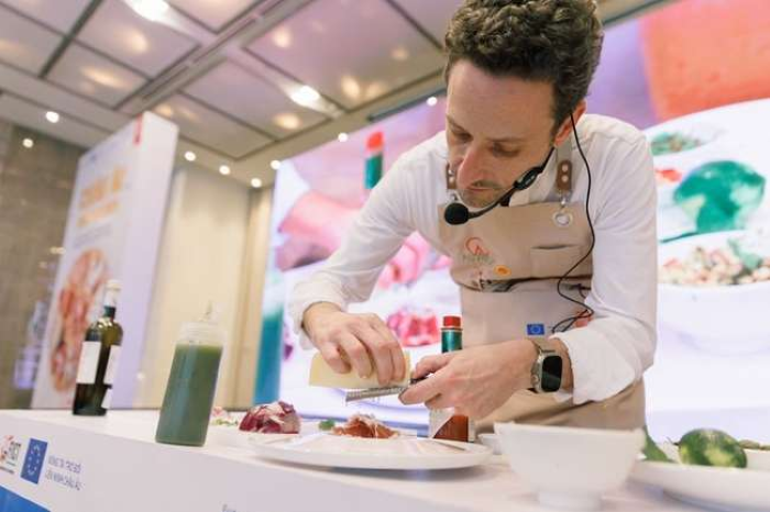 Bếp trưởng điều hành Pierre Menu thực hiện công thức món ăn làm từ Phô mai ASIAGO Ý và Thịt nguội Pháp