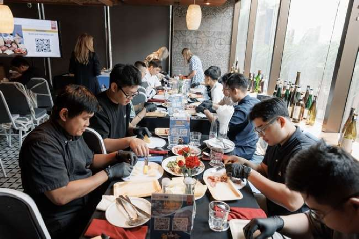 Các đầu bếp tham dự tại Hồ Chí Minh thực hành trình bày dĩa thịt nguội