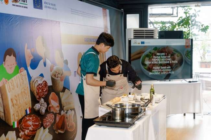 Đầu bếp Zack Trương hướng dẫn nấu ăn trực tiếp tại Hà Nội