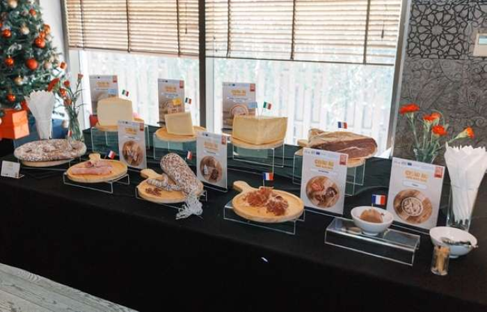 Khu vực trưng bày phô mai Asiago PDO Ý và các sản phẩm thịt nguội Pháp