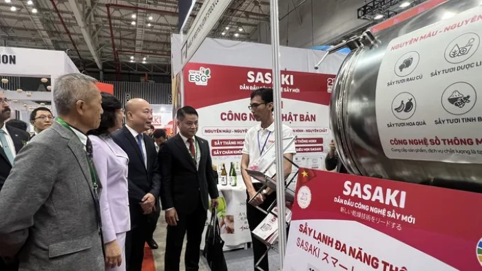 Thứ trưởng Bộ Công Thương Phan Thị Thắng cùng các quan khách đi tham quan các gian hàng trưng bày trong Triển lãm