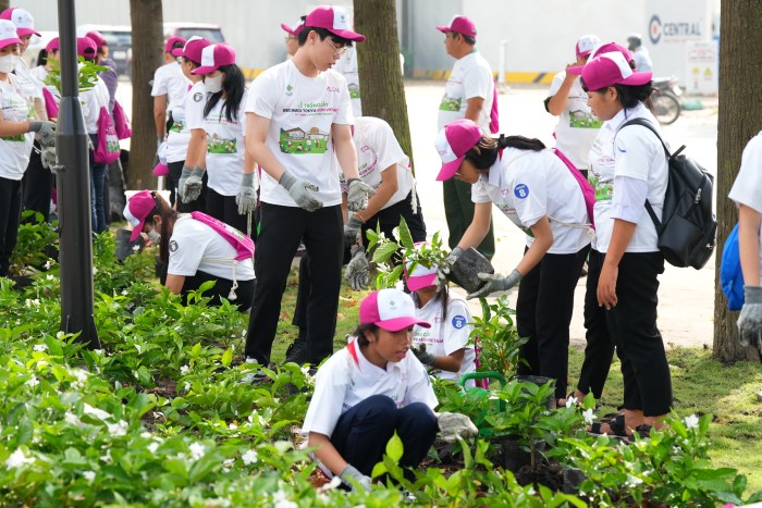 Hoạt động trồng cây truyền thống của AEON Việt Nam trước mỗi dịp khai trương TTTM  cùng các em học sinh