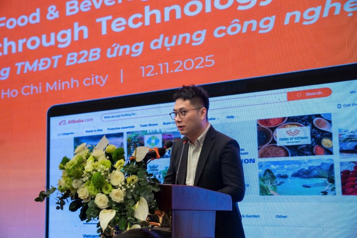 Đại diện của Alibaba.com chia sẻ thông tin tại Hội nghị