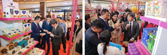 Đại diện AEON Việt Nam và ITPC tham quan các gian hàng tại triển lãm