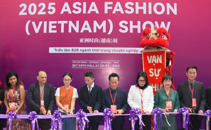 Các đại biểu thực hiện nghi thức cắt băng khai mạc Asia Fashion (Viet Nam) Show 2025