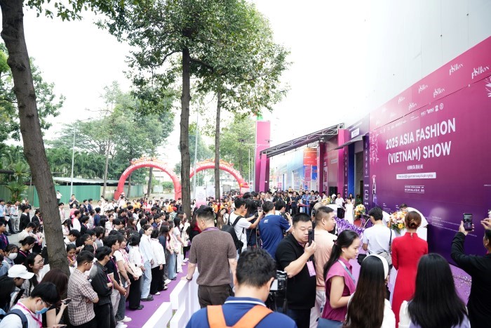 Rất đông các bạn trẻ xếp hàng từ rất sớm để được vào tham quan Triển lãm