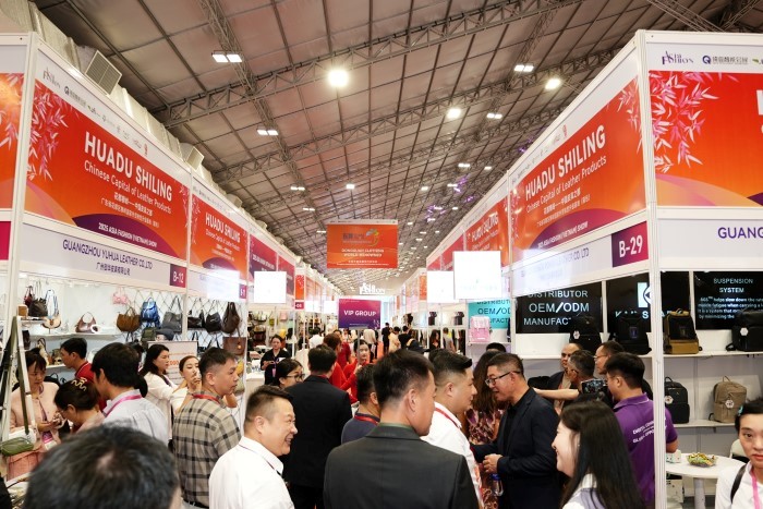 Rất đông các khách tham quan đã tới triển lãm