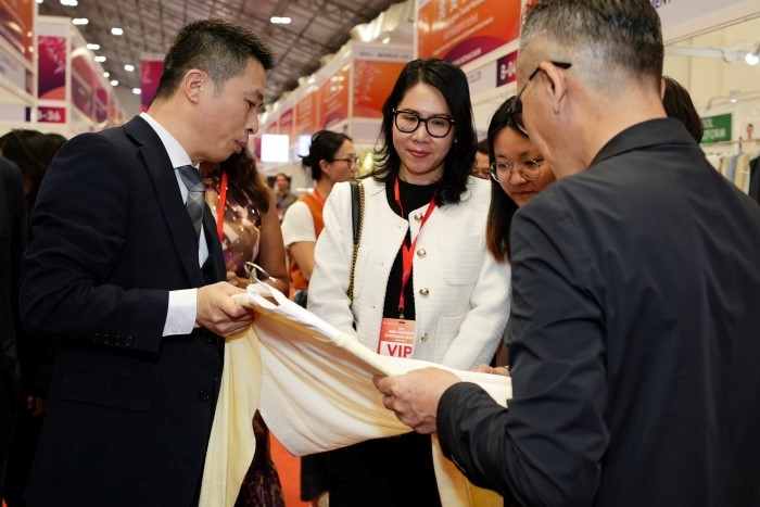 Đại biểu thăm quan gian hàng tại sự kiện